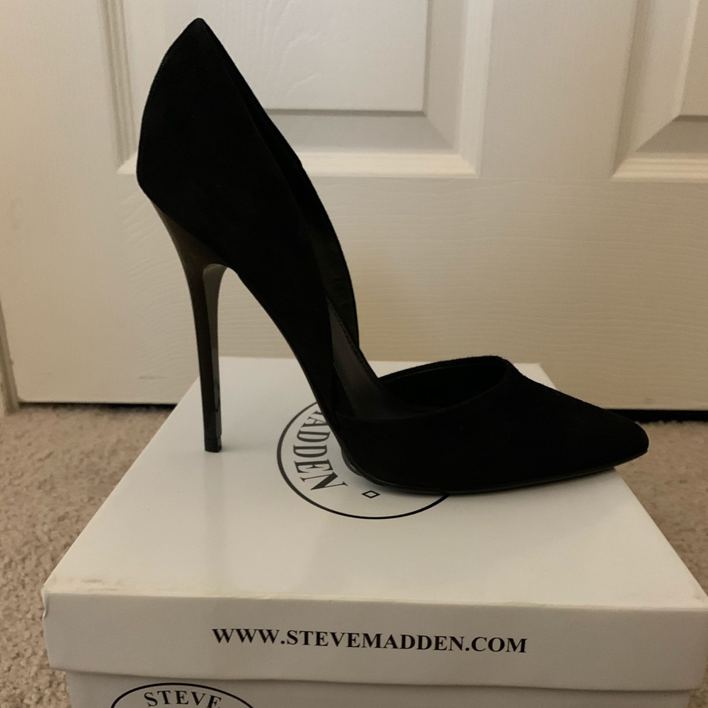 Black Steve Madden suede pumps